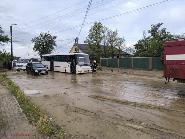 Autocar de pe ruta Chișinău - Giurgiulești, cu pasageri la bord, împotmolit în noroi la Cahul: A fost nevoie de intervenția salvatorilor