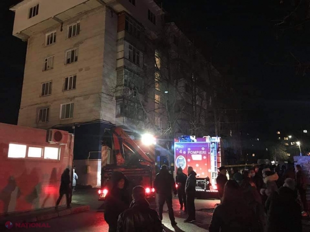 FOTO // EXPLOZIE într-un bloc de locuit de la Botanica: Doi copii, inclusiv un bebeluș de un an, și o femeie au ajuns la spital. Toate geamurile și ușile de la primul până la ultimul etaj au fost sparte