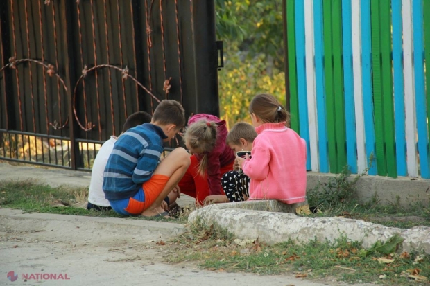 O fetiță de un an și trei luni, găsită SINGURĂ într-o grădină din capitală. Mama a apărut, dar soarta micuței este NECLARĂ