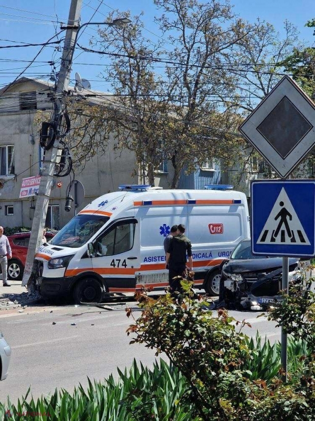 O ambulanță care ducea un pacient la spital a fost implicată într-un accident rutier grav la Cahul: Toți cei din autospecială au suferit traumatisme