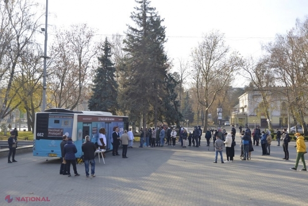 SUTE de oameni care s-au vaccinat în weekend în scuarul TNOB au primit VOUCHERE de câte 500 de lei pentru consum în mai multe localuri din capitală