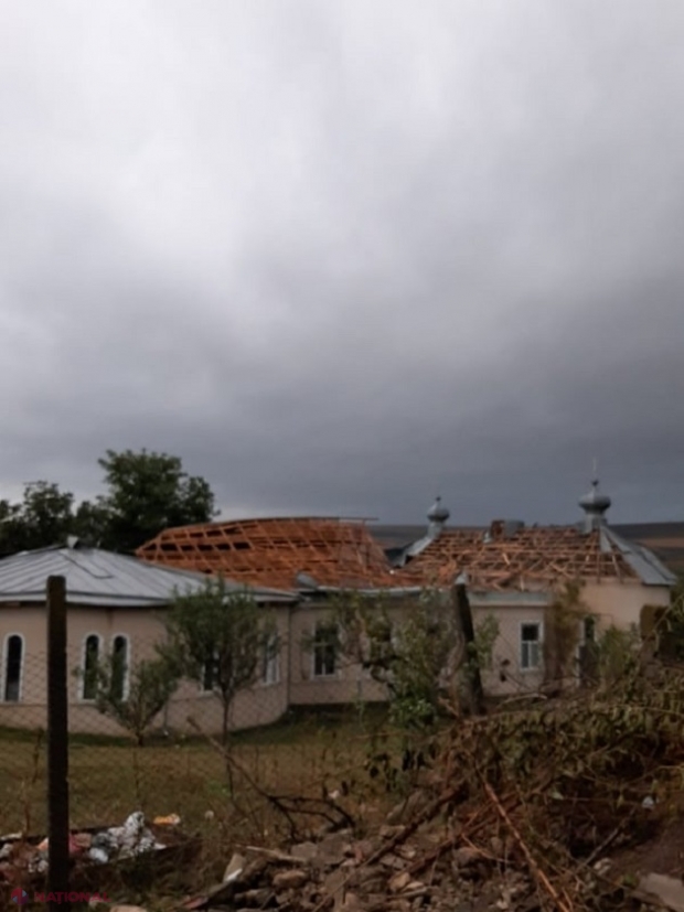 FOTO // Primării, biserici și case particulate au tămas FĂRĂ acoperiș din cauza vijeliei de ieri: La Chișinău a fost potop