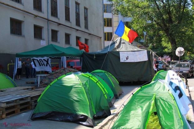 FOTO A patra zi de proteste în fața casei lui Plahotniuc. Petrenco acuză că este provocat