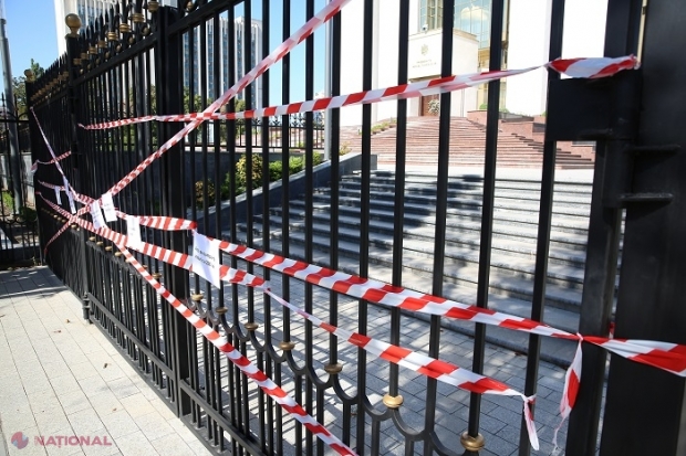 FOTO, VIDEO // Președinția IZOLATĂ de tinerii de la PAS: „Aici se cumpără voturi cu hrișcă”