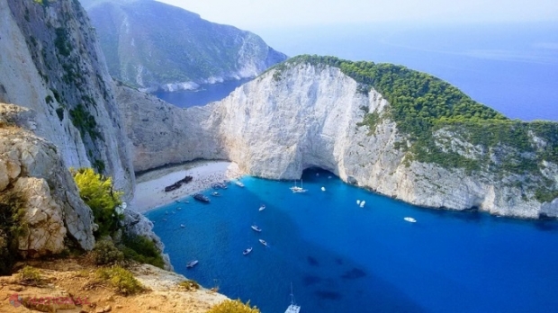 Faimoasa plajă Navagio din Zakynthos a devenit extrem de PERICULOASĂ. Stâncile din jurul epavei se pot prăbuși oricând peste turiști