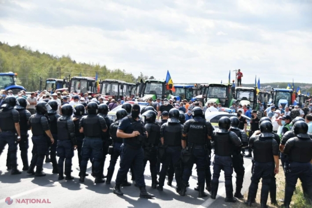 UPDATE, VIDEO // MAI a adus MASCAȚII să-i oprească pe FERMIERI. Agricultorii NU sunt lăsați să intre în Chișinău, sub podul de la Telecentru. În semn de protest au BLOCAT traseul național Chișinău - Hâncești