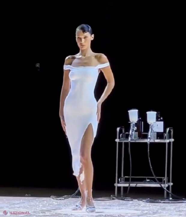 VIDEO // Moment VIRAL la Paris: Rochie creată dintr-un lichid cu ajutorul unui spray direct pe scenă, după ce manechinul a ieșit în fața publicului în lenjerie