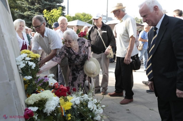  VIDEO, FOTO // Lacrimi și tristețe la monumentul „Trenul durerii”, în memoria victimelor celui de-al doilea val al deportărilor staliniste din anul 1949. Putin, somat să plătească DESPĂGUBIRI familiilor deportate în vagoane pentru ANIMALE