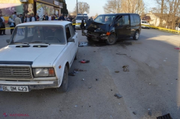 FOTO // Tragedie de nedescris într-un sat din raionul Fălești: Un motociclist care circula cu viteză a lovit un microbuz și apoi a intrat în plin în trei persoane de pe marginea drumului: Trei morți