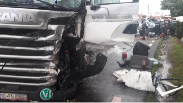 Doi moldoveni, MORȚI în urma unui accident produs în România. Alte patru persoane din R. Moldova au ajuns la spital, după ce microbuzul în care se aflau s-a ciocnit cu un camion