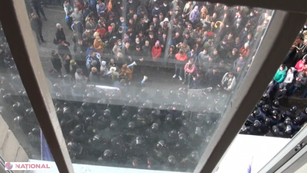 Un nou protest în capitală. Zeci de polițiști protejează o instituție de stat