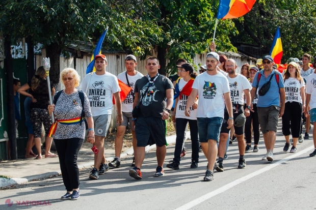 Participanții la Marșul Centenar au ajuns într-o suburbie a Chișinăului și se îndreaptă spre centrul capitalei R. Moldova cu Flacăra Unirii adusă de la Alba Iulia: Ce vor să obțină unioniștii la Marea Adunare Centenară
