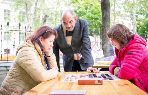 ÎMBĂTRÂNIRE ACTIVĂ // Centre de recreere și instruiri cum să facă plăți online pentru vârstnicii din R. Moldova: 360 vor primi gratuit telefoane mobile