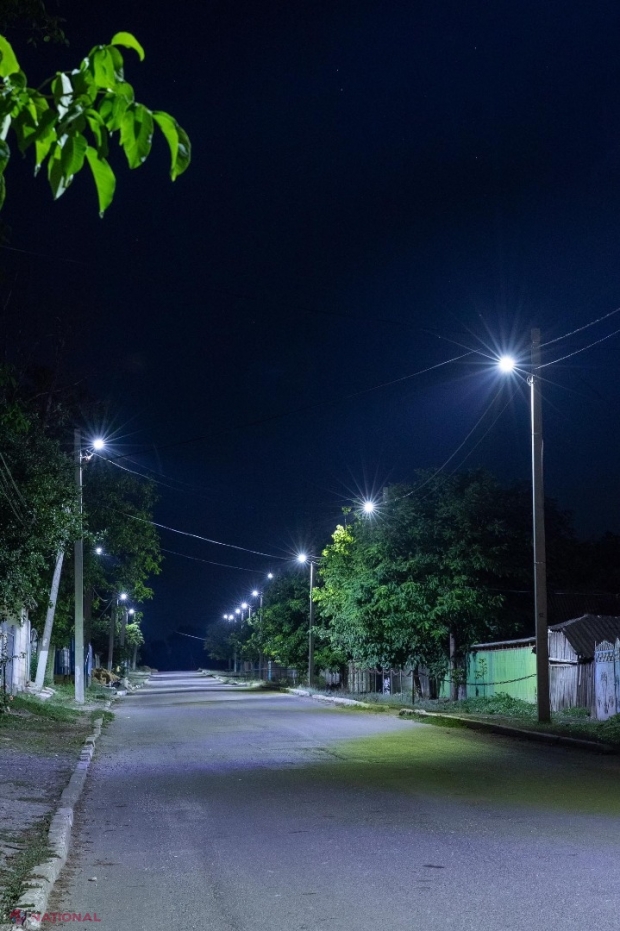 FOTO // Încă într-un sat din raionul Fălești, Partidul „ȘOR” a aprins lumina stradală: „Timp de peste 30 de ani la noi nu a existat iluminat stradal”