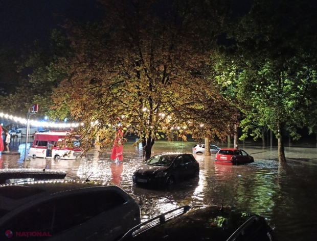 VIDEO // În ambulanța împotmolită pe strada Albișoara era o femeie însărcinată: Ploile din seara zilei de marți au inundat mașini, case și au doborât arbori în mai multe raioane ale R. Moldova