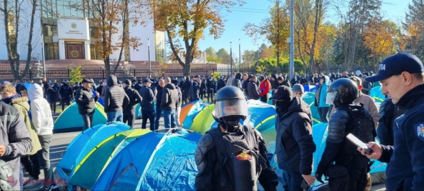 Prima reacție a Partidului „ȘOR”, după ce poliția a DEMONTAT corturile instalate pe bulevardul Ștefan cel Mare: „Noul simbol al PAS este, de astăzi, bâta și cagula”