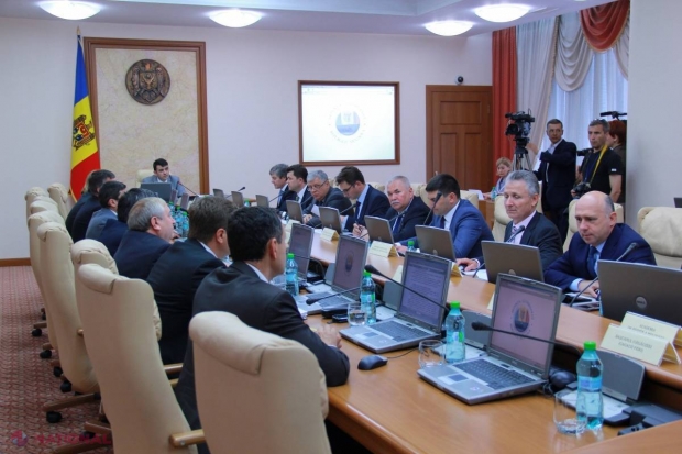 FOTO // Îl SFIDEAZĂ pe Gaburici? Ministrul care a vorbit la telefon în timpul ședinței Guvernului
