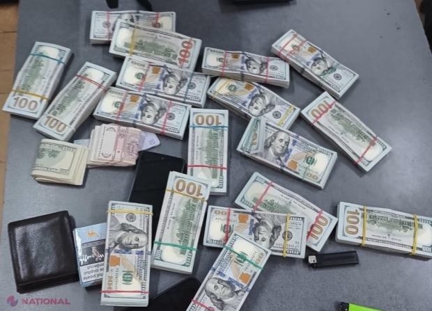 VIDEO // Trei tineri au fost prinși la VAMĂ cu buzunarele pline de DOLARI. Aceștia au încercat să introducă fraudulos în R. Moldova peste 180 000 de dolari