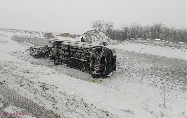 GALERIE FOTO // ATENȚIE, șoferi! Ninsoarea a BLOCAT mai multe drumuri din R. Moldova: Numeroase accidente rutiere