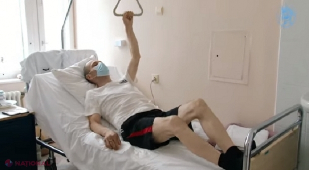 VIDEO // TUMOARE de 15 kg, ÎNLĂTURATĂ cu succes de medicii de la Spitalul Republican: Pacientul a mers târziu la spital, de frică să nu se infecteze cu COVID 