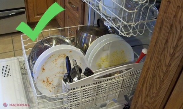 UTIL // De ce NU trebuie să clătești vasele înainte de a le pune în mașina de spălat