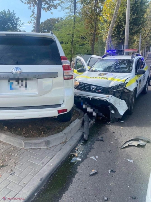 Chișinău: Accident rutier cu implicarea unei mașini a Poliției în care se aflau două persoane reținute