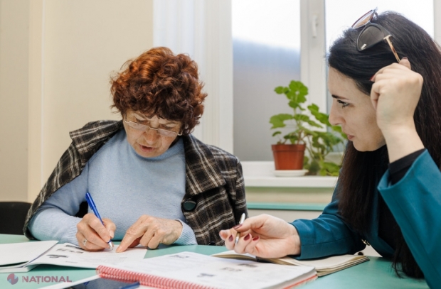 Tot mai mulți REFUGIAȚI ucraineni învață limba ROMÂNĂ. Printre audienți se numără și o pensionară trecută de 70 de ani. „Vor să contacteze cu oamenii din localitățile în care s-au stabilit și să interacționeze cu noii colegi de serviciu” 