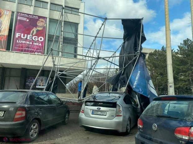 GALERIE FOTO // Mașini strivite de copaci doborâți sau panouri publicitare: Vântul face RAVAGII în R. Moldova