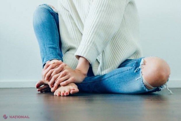 Îți miști picioarele PERMANENT atunci când stai așezat? De ce sindrom SUFERI?