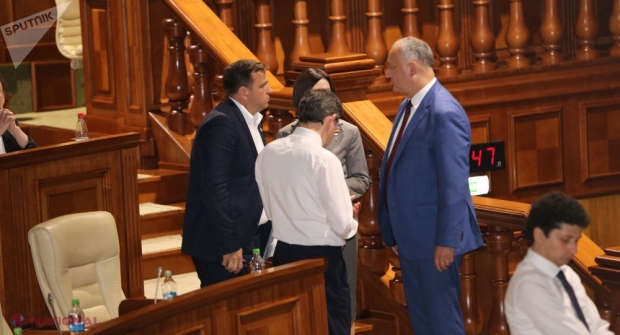 Dodon spune că nu el, ci Năstase ar fi încercat să devină noul Plahotniuc, iar AMBASADORII ar cunoaște acest lucru. Ar exista și un VIDEO în care acesta ia bani de la cineva. REACȚIA consilierului municipal: „Dodon, de ce ți-e frică, de aia nu scapi”