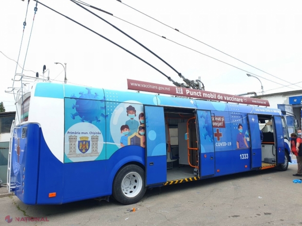 GALERIE FOTO // Un troleibuz și un autobuz au fost transformate în puncte MOBILE de VACCINARE. Acestea pornesc mâine prin Chișinău și vor ajunge și în suburbiile capitalei