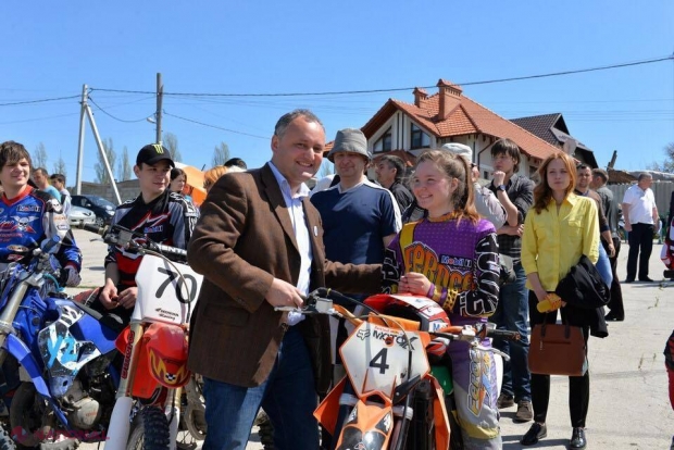 POZA ZILEI // Dodon, Iuri Gagarin şi steagul negru-oranj