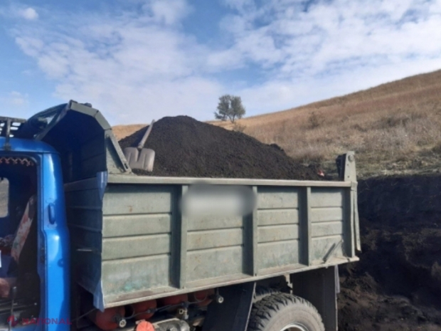ILEGAL // Vindea PĂMÂNT: Un teren public din Anenii Noi, lăsat fără sol fertil