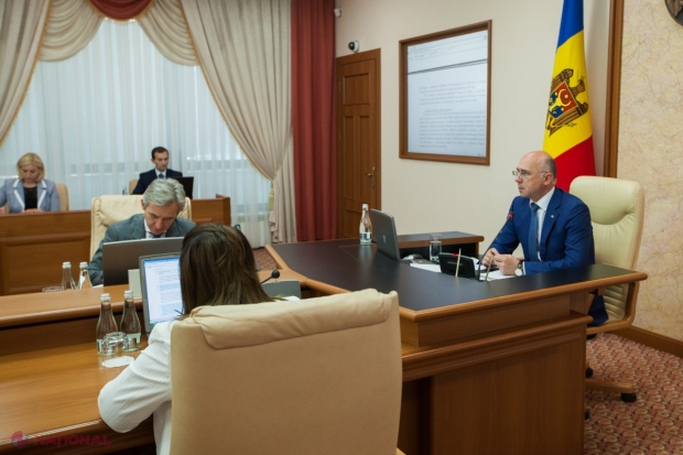 Premierul îi cere ANRE-ului să SUSPENDE decizia privind ultimele MAJORĂRI ale tarifelor la carburanți 