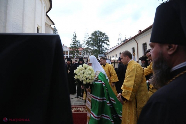 FOTO // Patriarhul Kiril, întâmpinat cu trandafiri albi la Căpriana