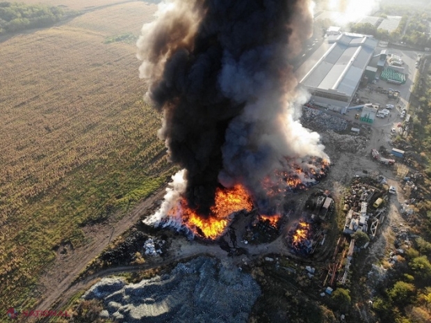Incendiul din Chișinău a fost LICHIDAT după 24 de ore de luptă cu flăcările care au „topit” deșeuri din plastic pe o suprafață de peste 2,2 mii de metri pătrați
