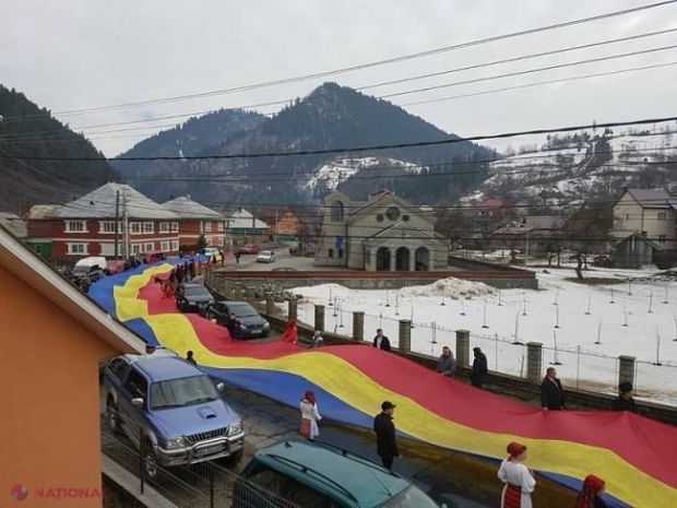 Un drapel uriaș, de 100 de metri, a unit simbolic România cu Republica Moldova