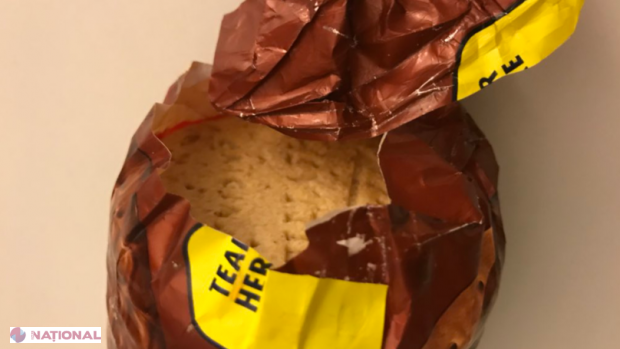 A mâncat din biscuiţii copiilor săi și a făcut o descoperire şocantă! Ce a văzut acest tată când s-a uitat cu atenţie pe pachet: „Destul de scârbos”