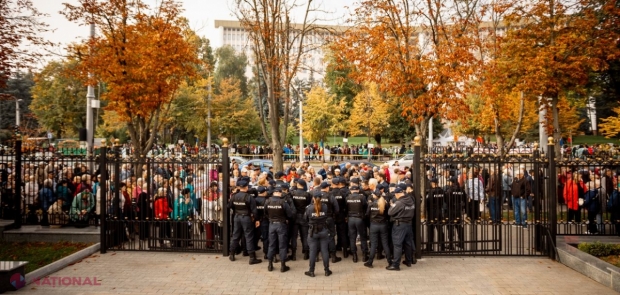 Protestatarii din fața Parlamentului se plâng că au fost împiedicați să picheteze Președinția în timpul vizitei comisarului european Johannes Hahn: „Solicităm comisarului european să facă cunoștință cu cererile protestatarilor”
