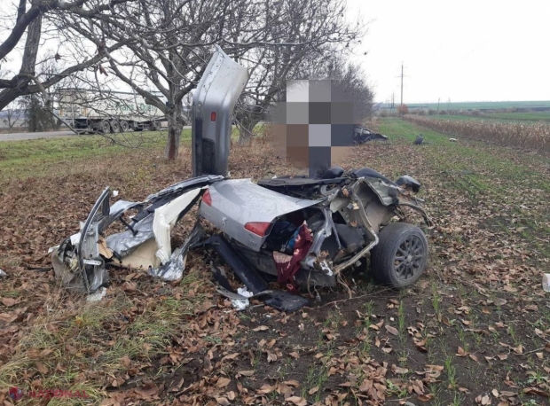 FOTO // Accident cumplit pe traseul Bălți – Râbnița, după ce un automobil s-a izbit în VITEZĂ de un alt mijloc de transport. Persoana care s-ar face vinovată de comiterea accidentului a murit pe loc, iar mașina pe care o conducea s-a făcut zob