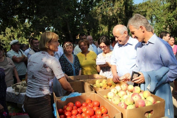 Leancă şi Bumacov preferă IUTELE. Ce ACHIZIŢII au făcut oficialii la primul iarmaroc de fructe şi legume autohtone