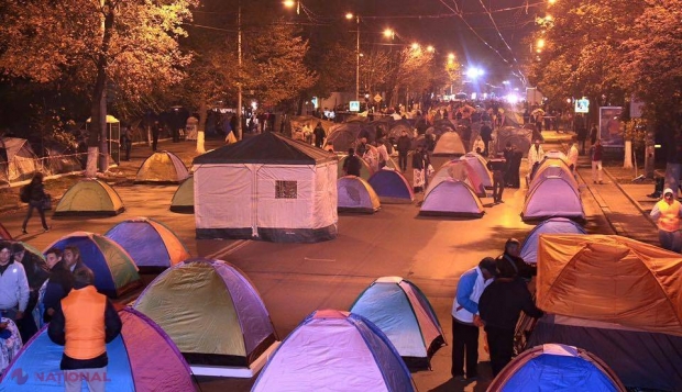 PROVOCARE? Usatîi și Dodon și-au instalat corturi pe carosabil. Circulație BLOCATĂ pe bulevardul Ștefan cel Mare