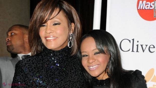 Soarta mamei? Fiica lui Whitney Houston, găsită fără semne VITALE în cadă