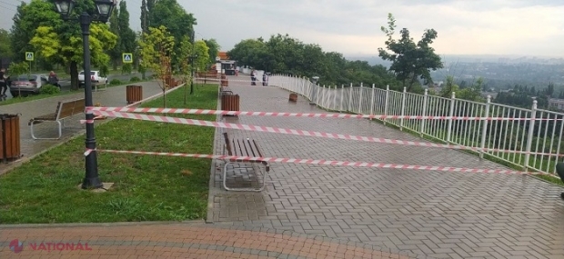 FOTO // PERICOL de PRĂBUȘIRE, într-un scuar din Chișinău renovat recent: Alunecări de teren