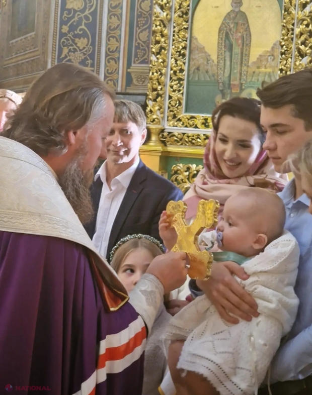 FOTO // Interpreta Doina Sulac și-a botezat băiețelul: Imagini de la ceremonia religioasă