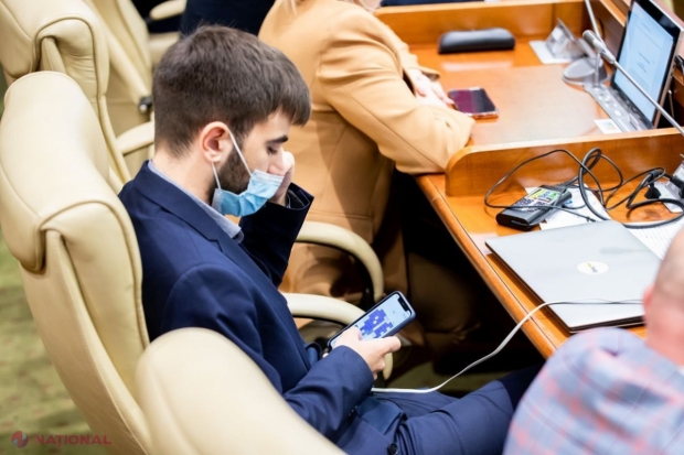 FOTO // Instituirea stării de urgență, NEIMPORTANTĂ pentru cel mai tânăr deputat din Parlament. Acesta se JUCA pe telefon când Natalia Gavrilița argumenta necesitatea acestui pas