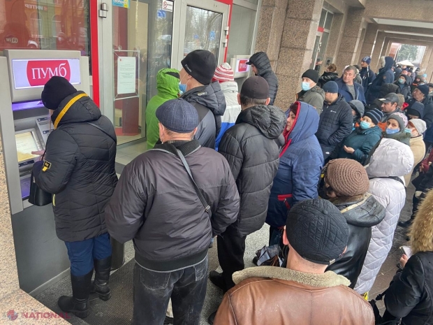 VIDEO // Rușii încep să resimtă SANCȚIUNILE impuse de Occcident, după de Vladimir Putin a dispus INVADAREA Ucrainei. Băncile rusești NU vor mai vinde valută cetățenilor timp de șase luni. Cozi kilometrice la bancomate în Moscova