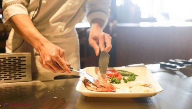 O chelneriţă dezvăluie secretul şocant din bucătăria restaurantelor. Ce pun în mâncarea pe care o servesc clien