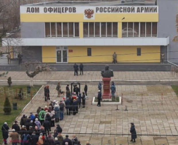 FOTO // Umilință maximă pentru rușii din stânga Nistrului, care au venit să voteze la alegerile prezidențiale din Rusia. Aceștia au fost întâmpinați de milițieni și obligați să treacă printr-o ,,cușcă