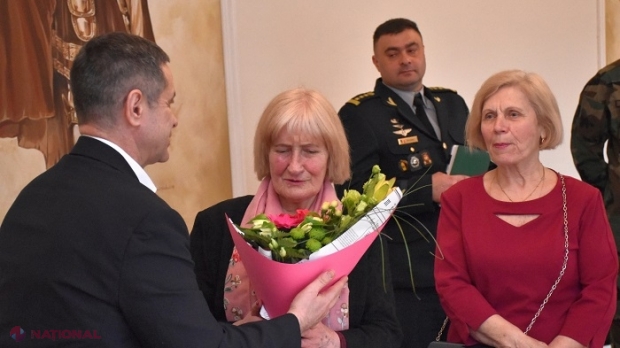FOTO // Războiul de la Nistru: Conducerea Ministerului Apărării, flori pentru văduvele și mamele militarilor care și-au dat viața, în 1992, pentru independența R. Moldova
